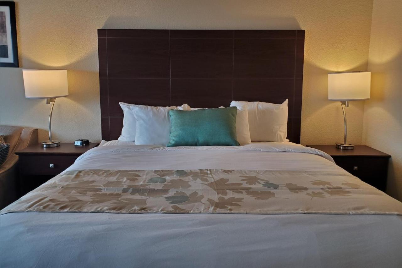 คอบเบิลสโตน สวีท - ออชคอช Hotel ภายนอก รูปภาพ